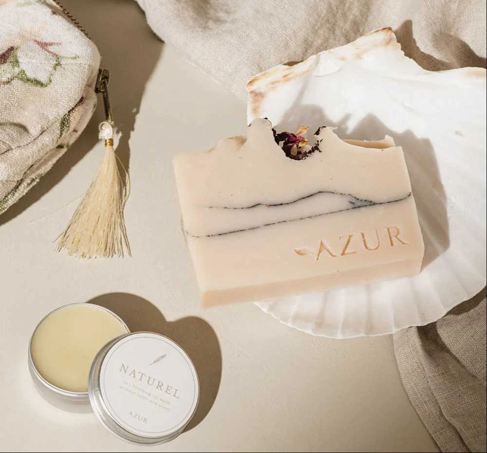 Natūralus lūpų balzamas su braškių kauliukų ir taukmedžio aliejais AZUR NATURAL, 15 g