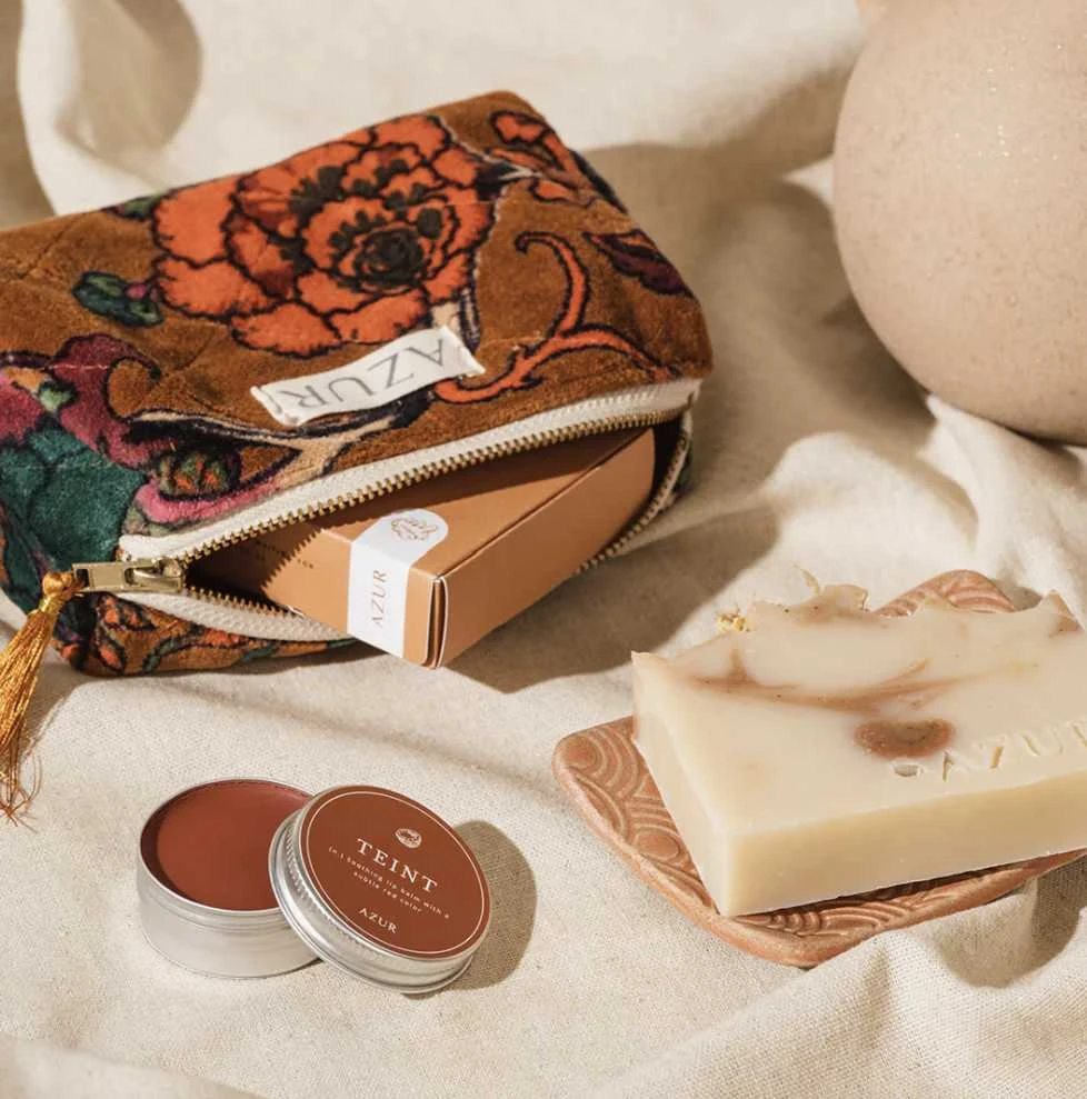 Rausvas natūralus lūpų balzamas su braškių kauliukų ir taukmedžio aliejais AZUR NATURAL, 15 g