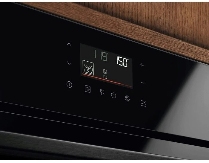Juodos spalvos orkaitė su pirolize ir garų funkcija Electrolux LOD7P87Z