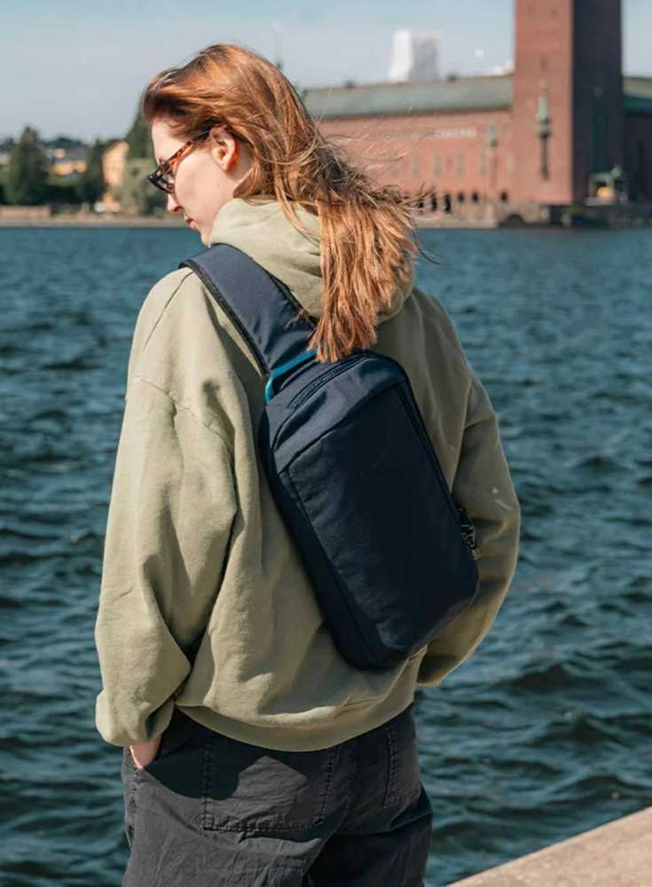 Kuprinė per petį Pacsafe Vibe su RFID apsauga nuo vagystės, tamsiai mėlyna