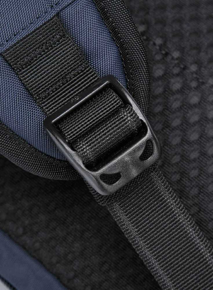 Kuprinė per petį Pacsafe Vibe su RFID apsauga nuo vagystės, tamsiai mėlyna