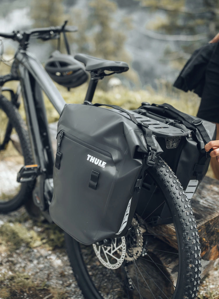Krepšys ant bagažinės Thule Shield Pannier 22L juodas