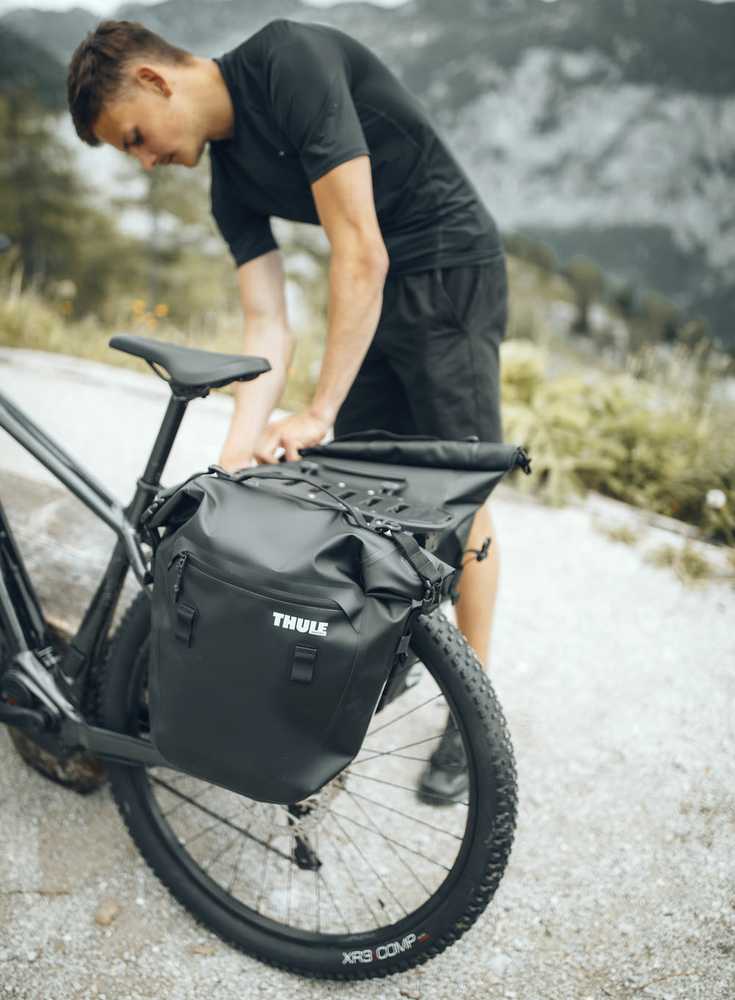 Krepšys ant bagažinės Thule Shield Pannier 22L juodas