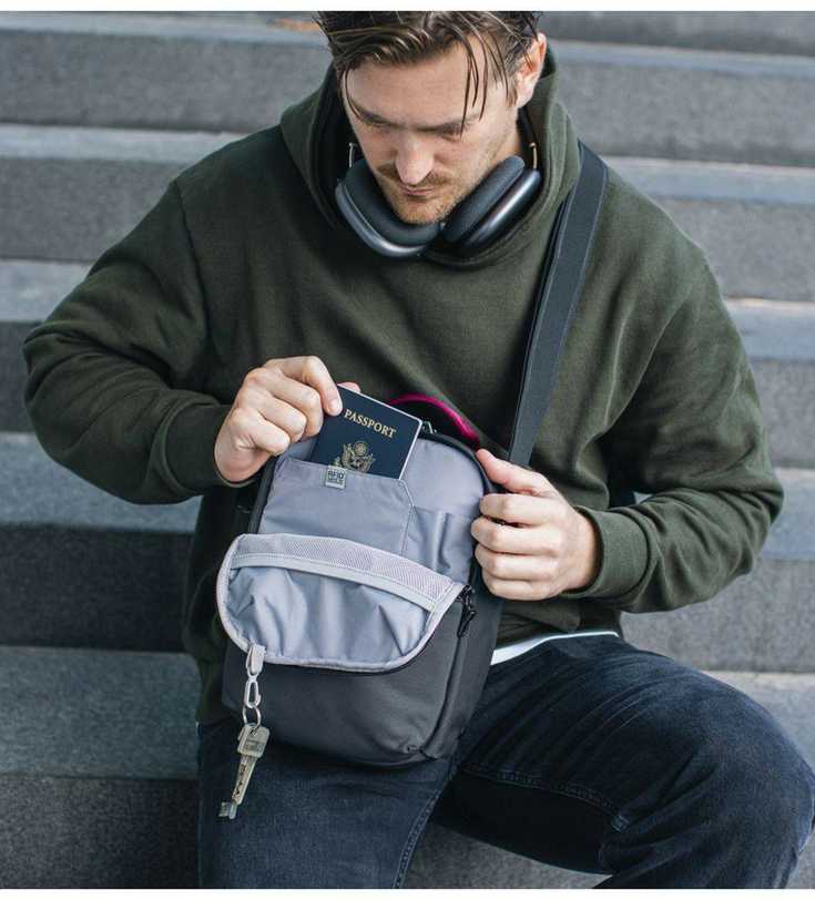 Vyriška rankinė per petį Pacsafe Metrosafe X su RFID apsauga nuo vagysčių, tamsiai pilka spalva