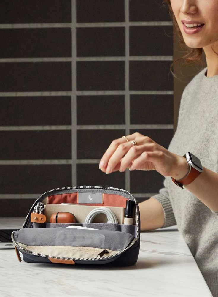 Bellroy Desk Caddy - organizer na priedai mobilne (slate)