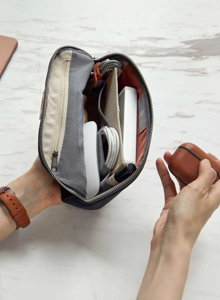 Bellroy Desk Caddy - organizer na priedai mobilne (slate)