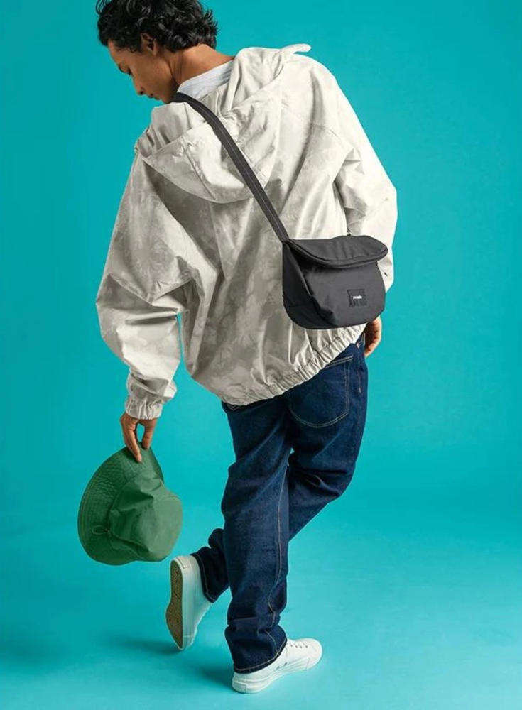 Pacsafe GO Saddle Crossbody juoda