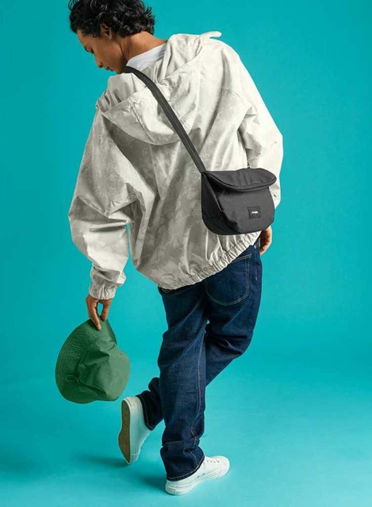Pacsafe GO Saddle Crossbody juoda