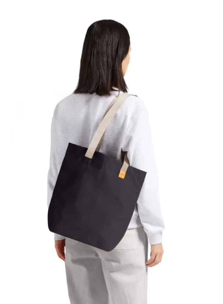 Bellroy City Tote - torba na ramię 10L (juodas)
