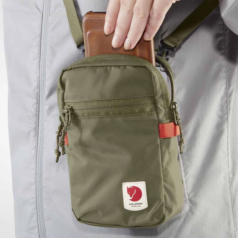 Carruzzo Fjällräven High Coast Pocket Poliamidas Juoda Unisekso stiliaus Ant peties nešiojama rankinė