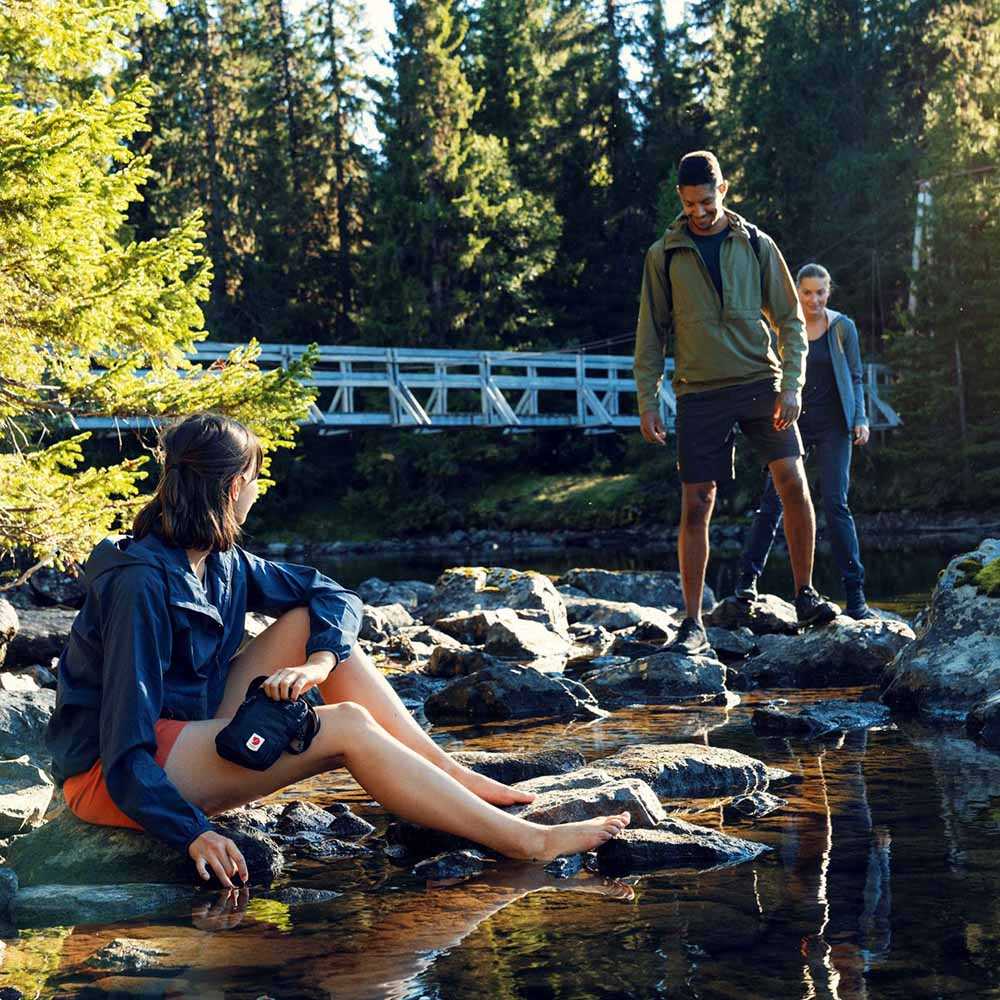 Carruzzo Fjällräven High Coast Pocket Poliamidas Juoda Unisekso stiliaus Ant peties nešiojama rankinė