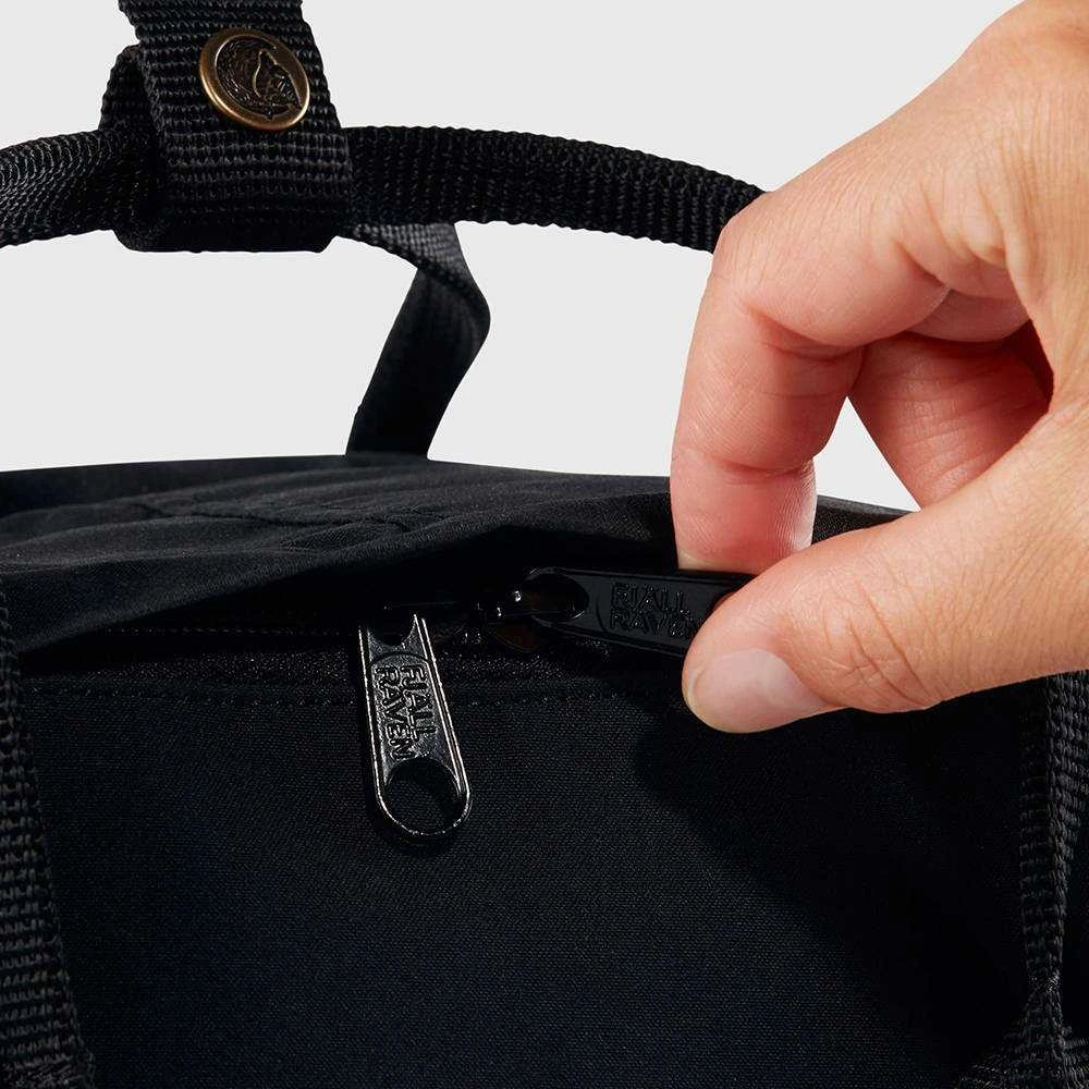 Carruzzo Fjällräven Kånken kuprinė, juoda žygio kuprinė. Medžiagos: Poliamidas, polipropilenas (PP), vinilonas.