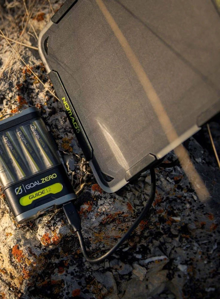 Goalzero „Goal Zero GUIDE 12“ + „NOMAD 5“, juoda, žalia, skaitmeninis fotoaparatas, žibintuvėlis, mobilusis telefonas / išmanusis telefonas, planšetinis kompiuteris, CE, FCC, nikelio-metalo hidrido (NiMH), 2500 mAh, saulės energija varomas, USB