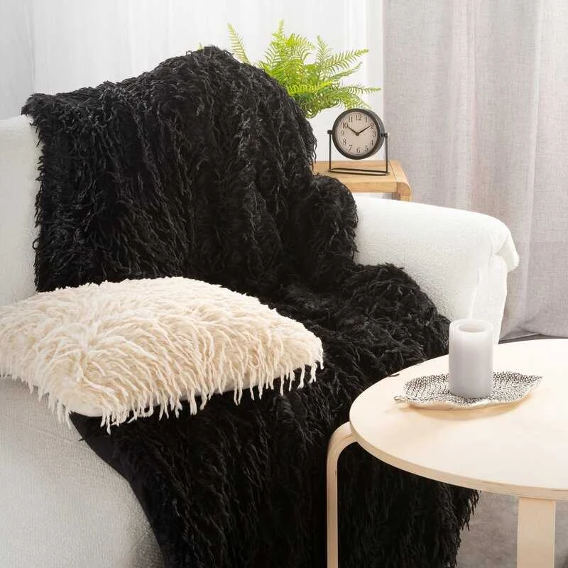 Eurofirany Dirbtinio kailio pledas, 130x170 cm, juodas pliušinis užtiesalas, 580 g/m², 100% poliesteris, jaukus lovos ar sofos užklotas, minkšta antklodė Antklodė
