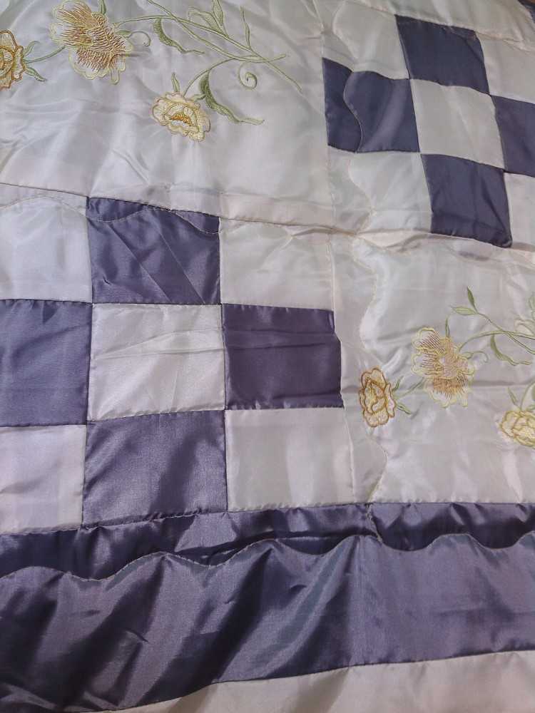 Patalynės komplektas Dekoratyvinis lovatiesės komplektas 220x240 cm su 2 pagalvių užvalkalais 50x60 cm, plieno ir kreminės spalvos raštas 1033, poliesterio lovos užtiesalas, miegamojo tekstilė