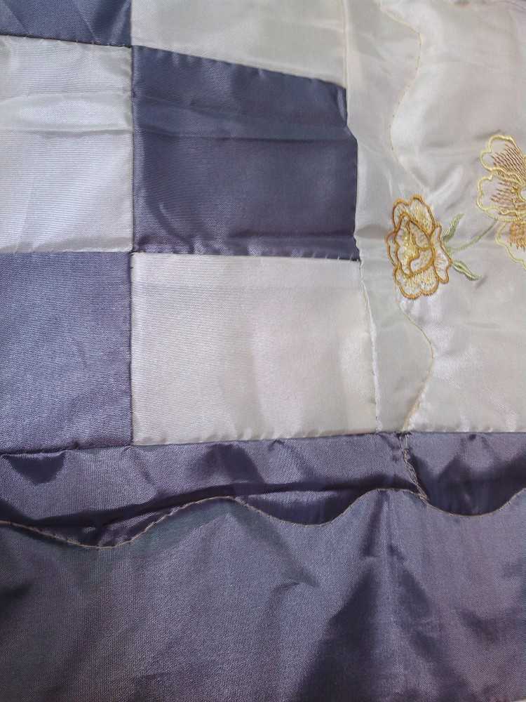Patalynės komplektas Dekoratyvinis lovatiesės komplektas 220x240 cm su 2 pagalvių užvalkalais 50x60 cm, plieno ir kreminės spalvos raštas 1033, poliesterio lovos užtiesalas, miegamojo tekstilė