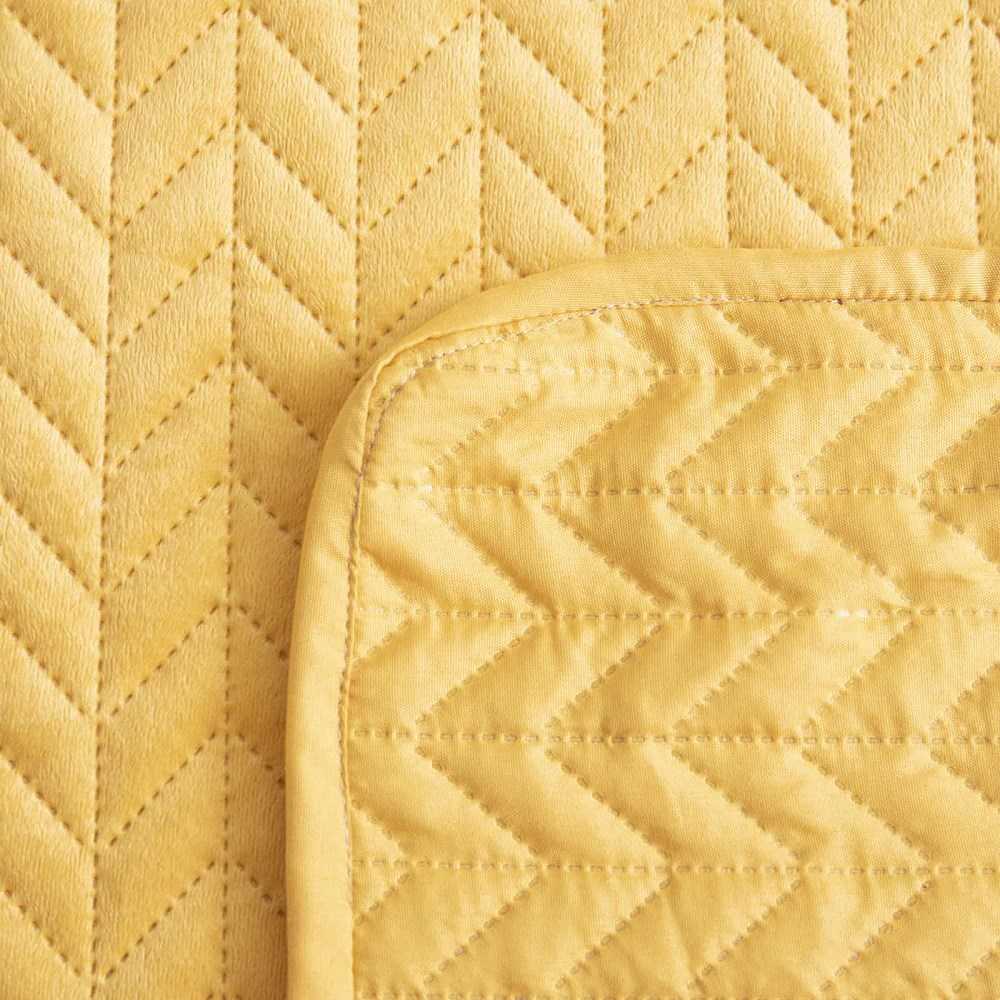 Garstyčių spalvos aksominis dygsniuotas užtiesalas, eglutės rašto siūlės, dvipusis, 240x220 cm, minkštas poliesterio užpildas, lovos prekė