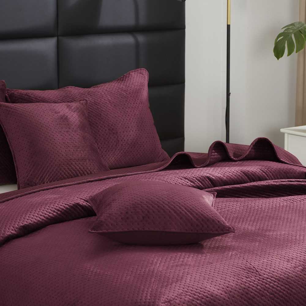 Bordo spalvos geometrinio kryželių rašto veliūrinė lovatiesė, 240x260 cm, minkštas mikropluošto pagrindas, besiūlis dygsniavimas, dekoratyvinis užtiesalas lovai ar sofai, prabangi namų tekstilė
