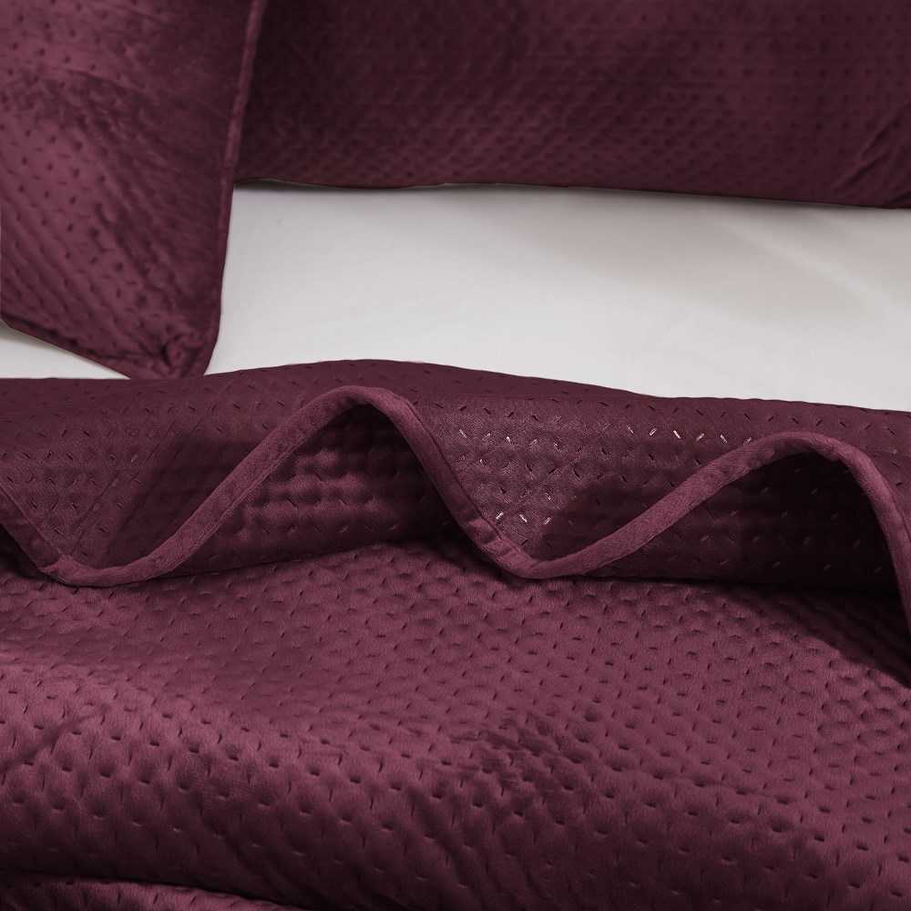 Bordo spalvos geometrinio kryželių rašto veliūrinė lovatiesė, 240x260 cm, minkštas mikropluošto pagrindas, besiūlis dygsniavimas, dekoratyvinis užtiesalas lovai ar sofai, prabangi namų tekstilė