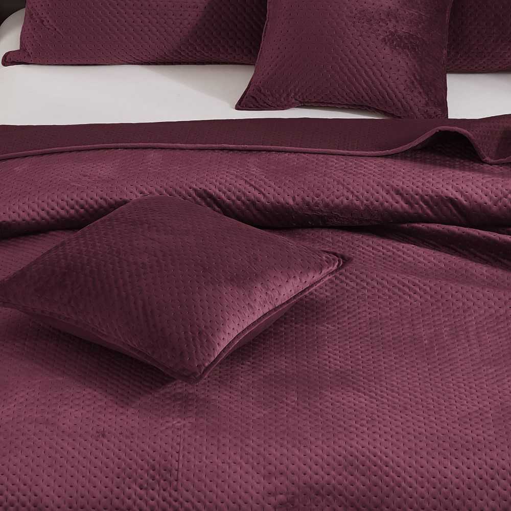 Bordo spalvos geometrinio kryželių rašto veliūrinė lovatiesė, 240x260 cm, minkštas mikropluošto pagrindas, besiūlis dygsniavimas, dekoratyvinis užtiesalas lovai ar sofai, prabangi namų tekstilė