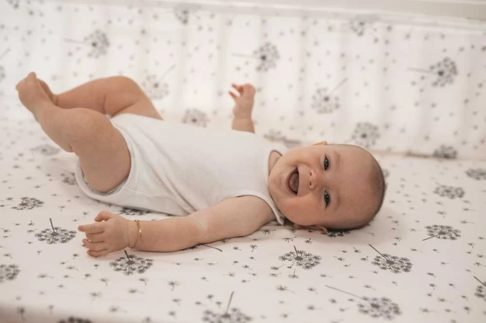 Multitex Lovytės apsauga, kvėpuojantis muslinas ir tinklinis audinis, 360 cm ilgis, minkšti lipdukai, kūdikio saugos barjeras, minkšta apsaugėlė