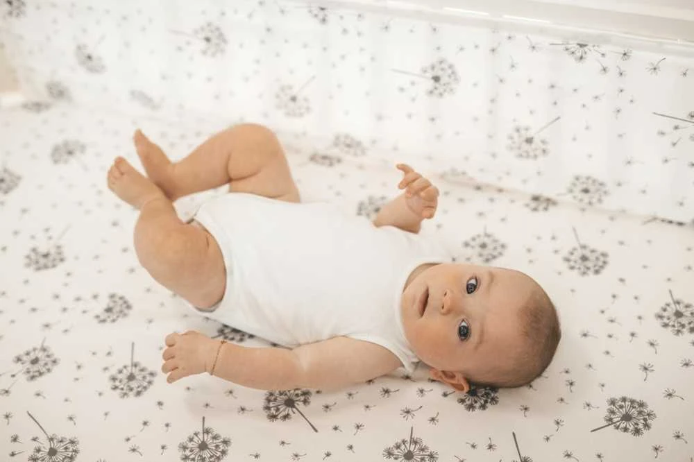 Multitex Lovytės apsauga, kvėpuojantis muslinas ir tinklinis audinis, 360 cm ilgis, minkšti lipdukai, kūdikio saugos barjeras, minkšta apsaugėlė