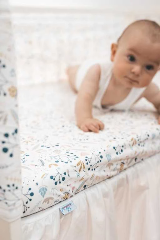 Multitex Lovytės apsauga, kvėpuojantis mušlinas ir tinklinis audinys, 360 cm ilgis, minkštas tvirtinimas lipdukais, kūdikio saugos apsauga lovytės grotelėms, minkštas bortelis