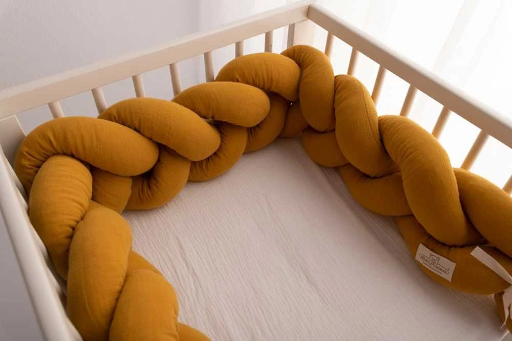Baby Matex Muslino lovytės apsauga, geltona pinta apsauga, 200 cm ilgis, kūdikio lovos saugos užtvaras, dekoratyvinė vaiko kambario pagalvė, minkštas lovytės apvadas