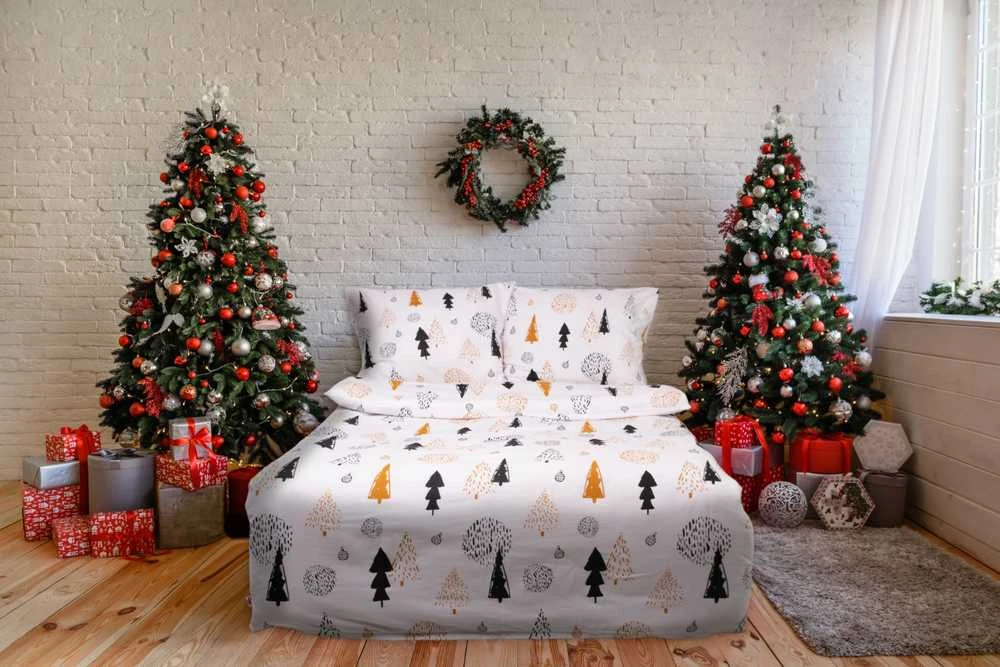 Multitex Flanelinės patalynės komplektas 220x200 cm, balta juoda oranžinė su eglučių ir žaisliukų raštais, 3 dalių rinkinys su užtrauktuku, šilta ir minkšta medvilnė, kalėdinė patalynė