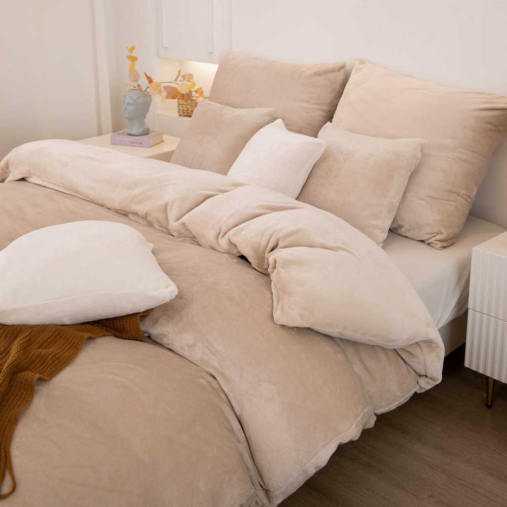 Mikropluošto patalynės komplektas 160x200 cm, jaukus šviesiai smėlio spalvos pliušinis meškiuko dizainas, minkštas lengvas antklodės užvalkalas su pagalvių užvalkalais, švelni miego tekstilė