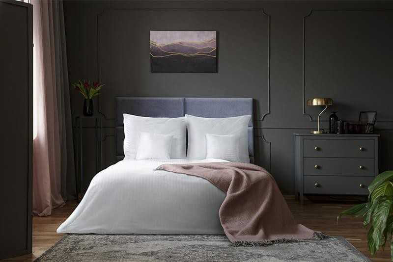 Viešbučio antklodės užvalkalas 160x200 cm, baltas dryžuotas damastas, 0.5 cm juostelės, užtrauktukas, 100% medvilnė 150 g/m², viešbučio patalynė, miegamojo tekstilė