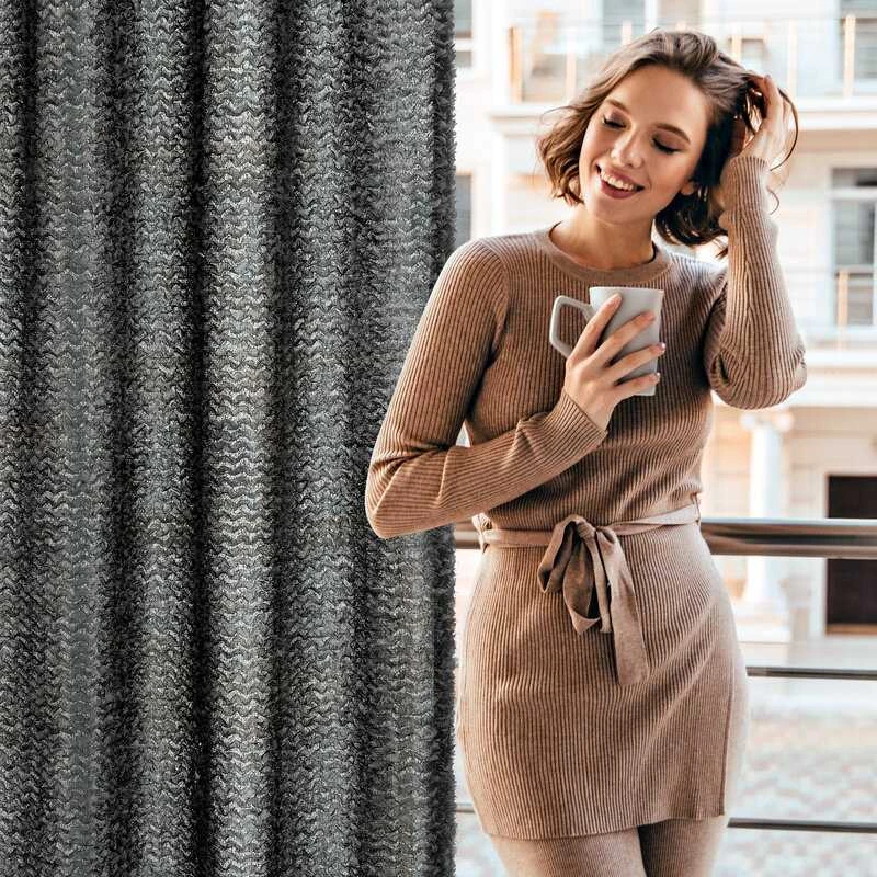 Eurofirany Juoda tekstūrinė poliesterio užuolaida su moherio siūlų aplikacija, 135x250 cm, tvirtinimas žiedais, prabangi langų dekoracija, moderni užuolaida svetainei
