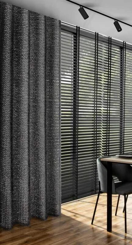 Eurofirany Juoda tekstūrinė poliesterio užuolaida su moherio siūlų aplikacija, 135x250 cm, tvirtinimas žiedais, prabangi langų dekoracija, moderni užuolaida svetainei