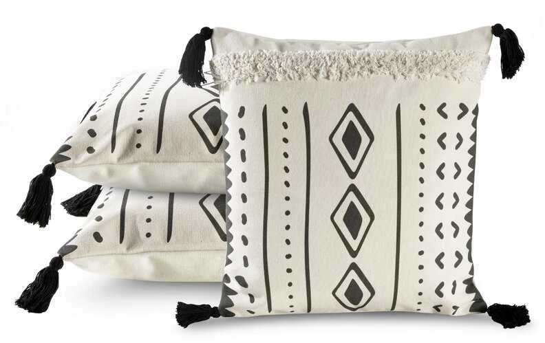 Boho pagalvėlės su juodais raštais ir kutais