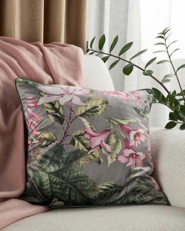 Eurofirany Užvalkalo dekoratyvinė 45x45 Velvet 108 plieninė rožinė su gėlių raštu aksominės Eurocurtains