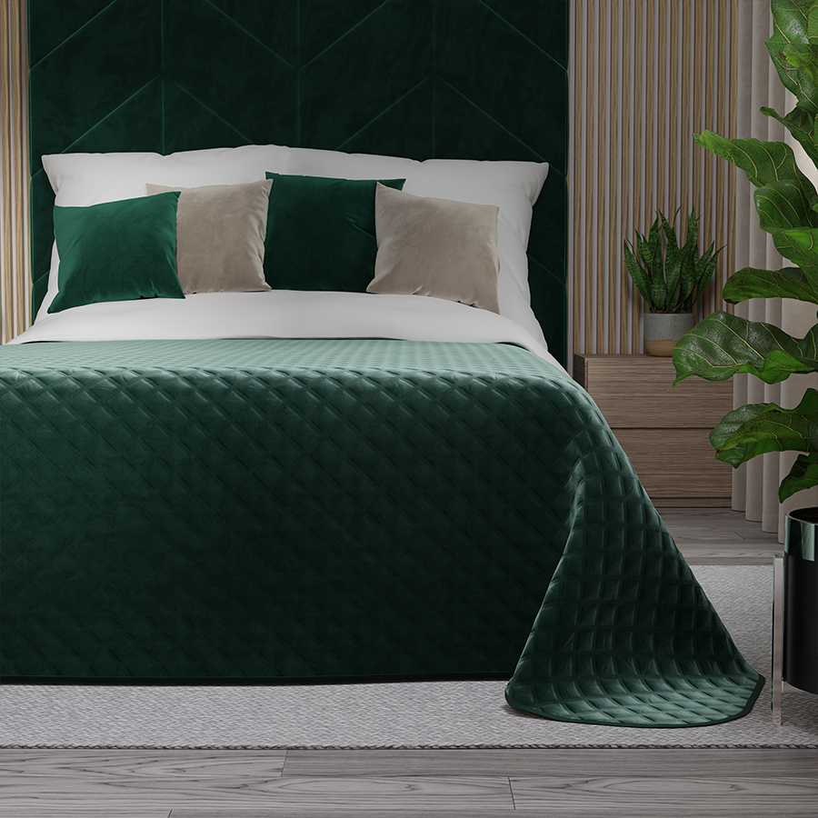 Smaragdinės žalios spalvos dekoratyvinis užtiesalas, 220x240 cm, geometrinis dygsniuotas raštas, karšto spaudimo technika, aksominis apvadas, poliesterio lovos užtiesalas, minkšta lovatiese