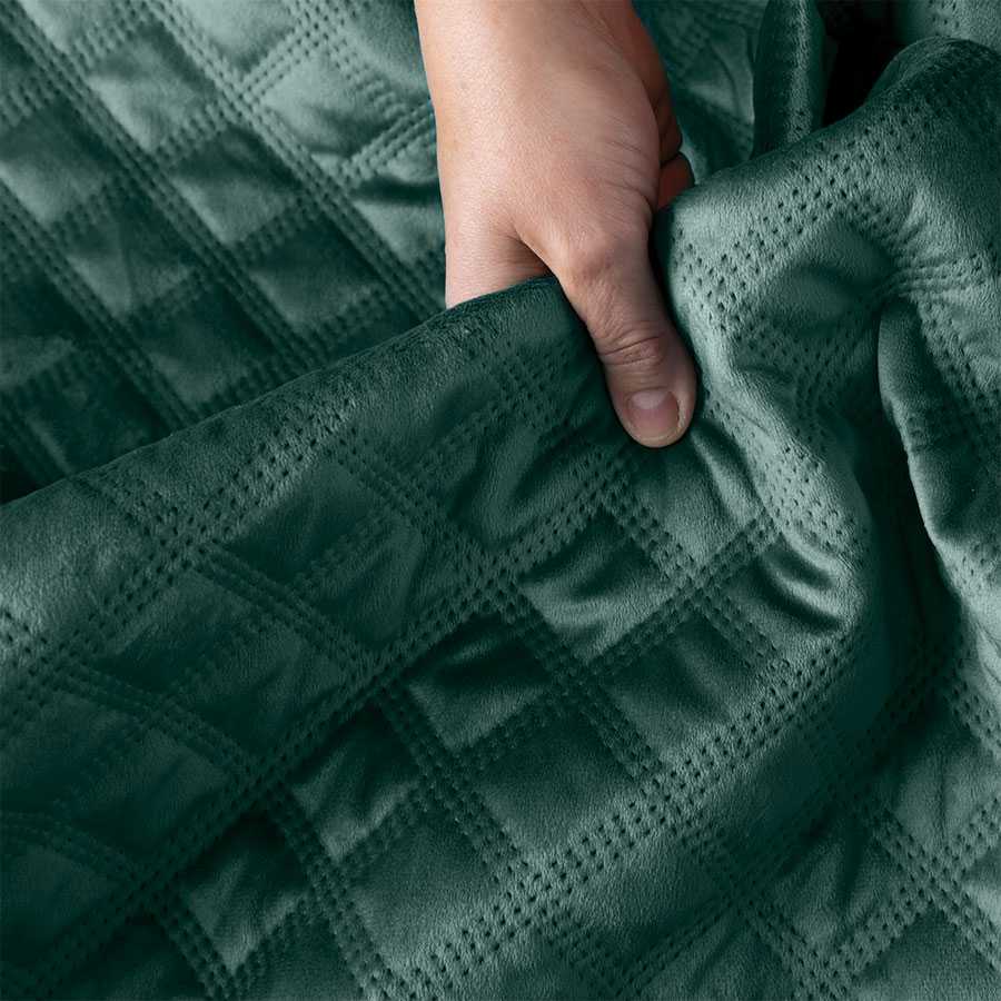 Smaragdinės žalios spalvos dekoratyvinis užtiesalas, 220x240 cm, geometrinis dygsniuotas raštas, karšto spaudimo technika, aksominis apvadas, poliesterio lovos užtiesalas, minkšta lovatiese