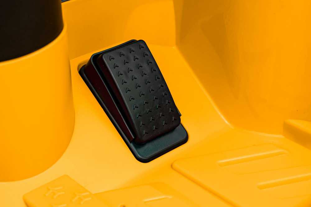 Ramiz Sp. z o.o. Ramiz Sp. su o.o. Elektromobilis Audi SQ8 geltonas 12V 2x35W