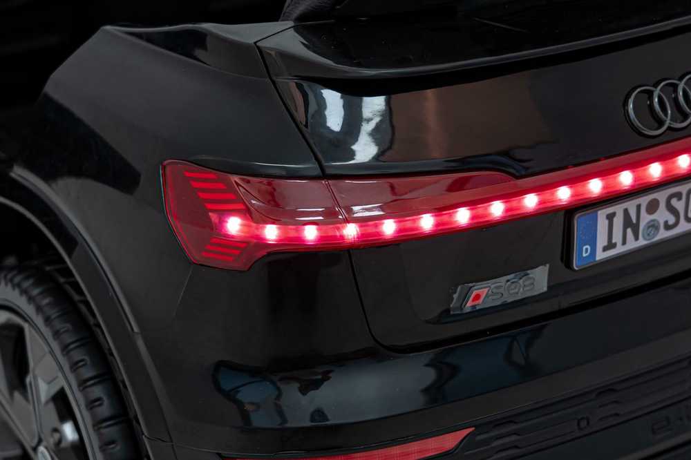 RAMIZ Elektromobilis Audi SQ8 juodas su LED žibintais
