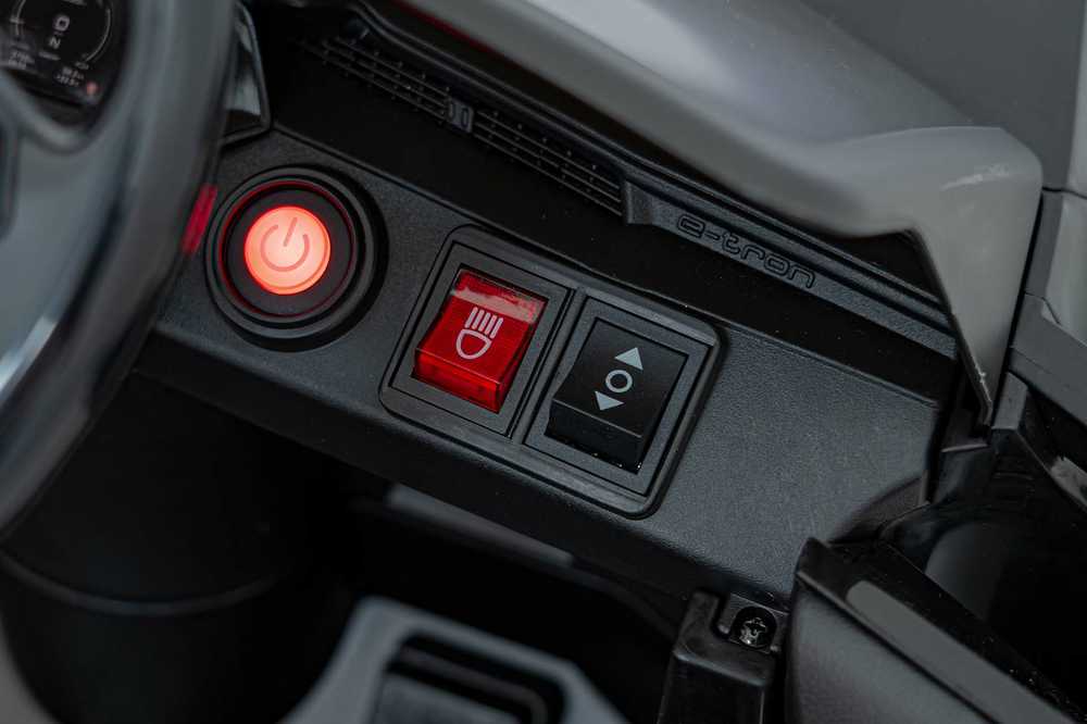 RAMIZ Elektromobilis Audi SQ8 juodas su LED žibintais