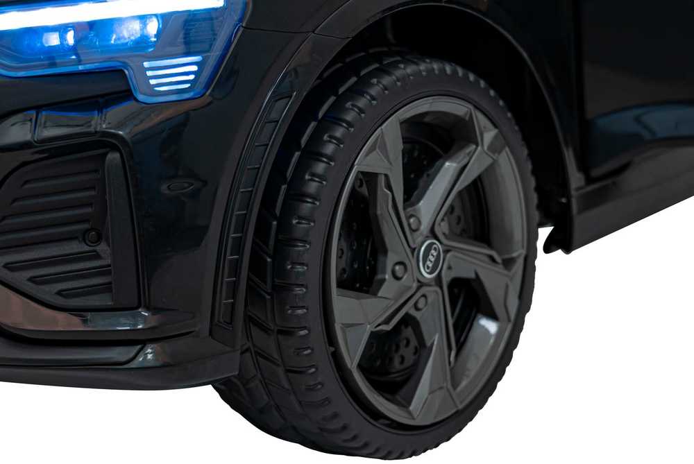 RAMIZ Elektromobilis Audi SQ8 juodas su LED žibintais