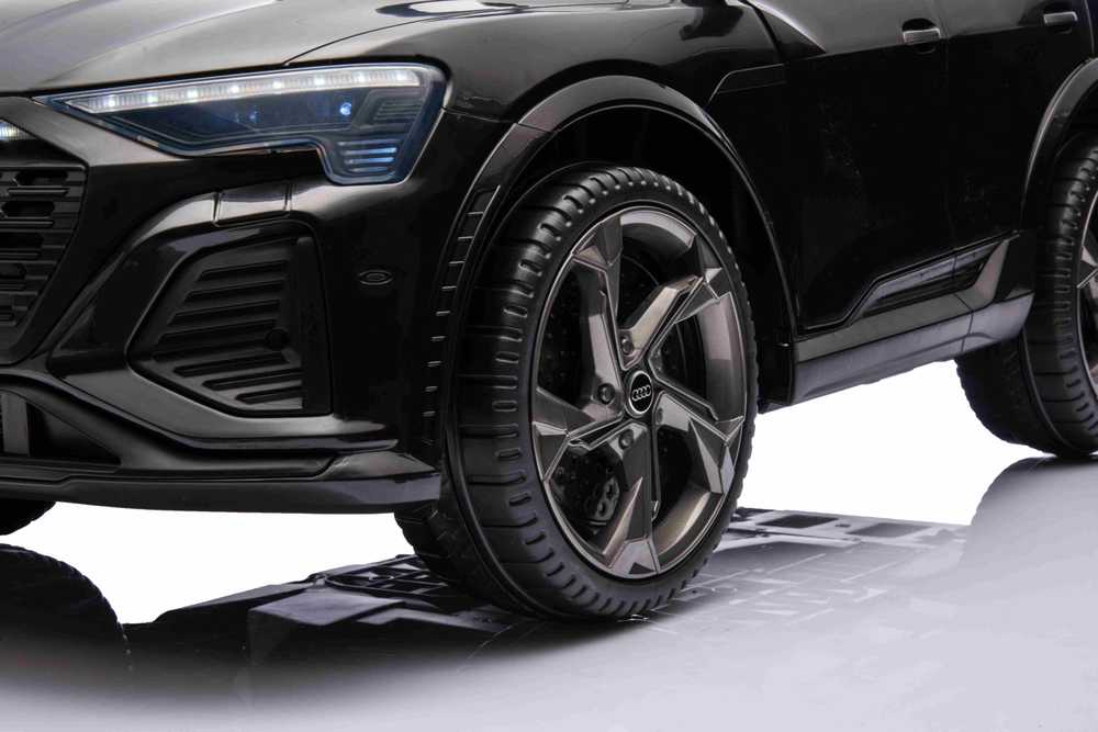 RAMIZ Elektromobilis Audi SQ8 juodas su LED žibintais