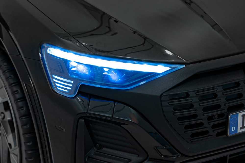 RAMIZ Elektromobilis Audi SQ8 juodas su LED žibintais