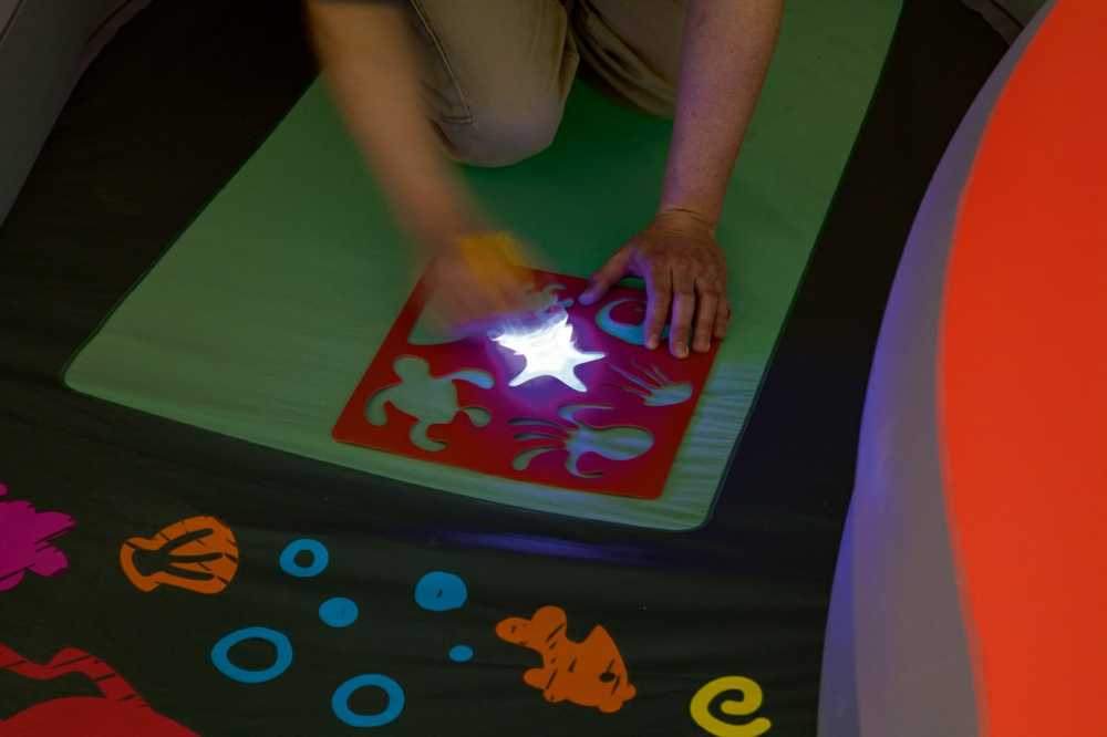 Vaikų pripučiamas baseinas Doodle Glow 280 x 157 cm Bestway