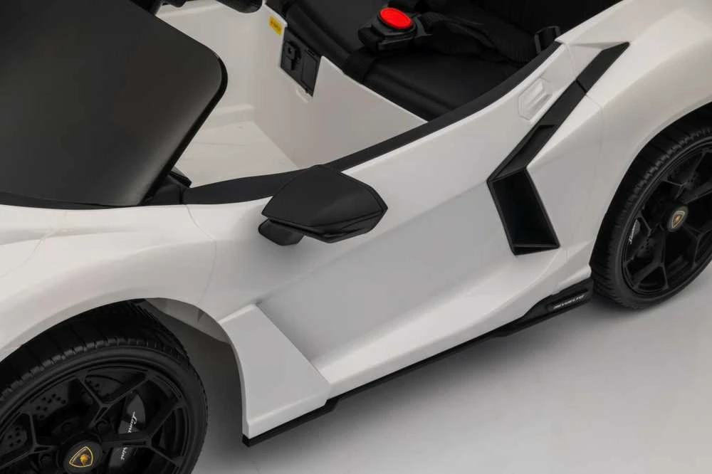 Elektromobilis Lamborghini Revuelto, Baltas