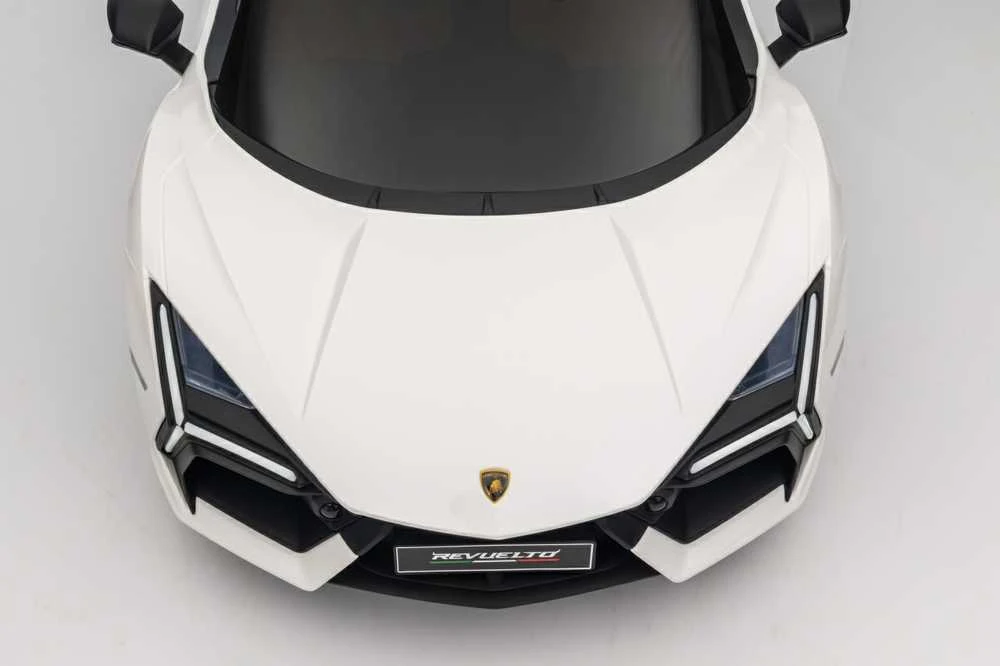 Elektromobilis Lamborghini Revuelto, Baltas