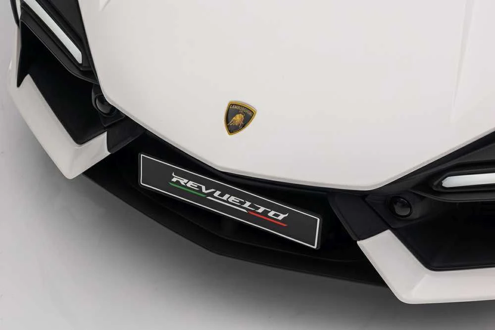 Elektromobilis Lamborghini Revuelto, Baltas