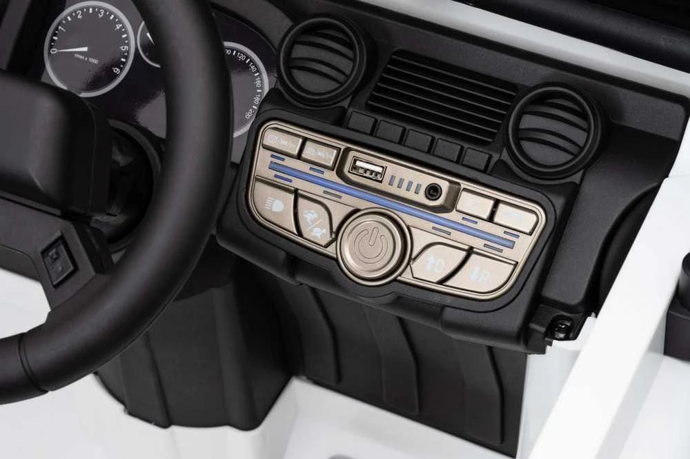 Elektromobilis Land Rover Defender 110 SVX Concept, Baltas