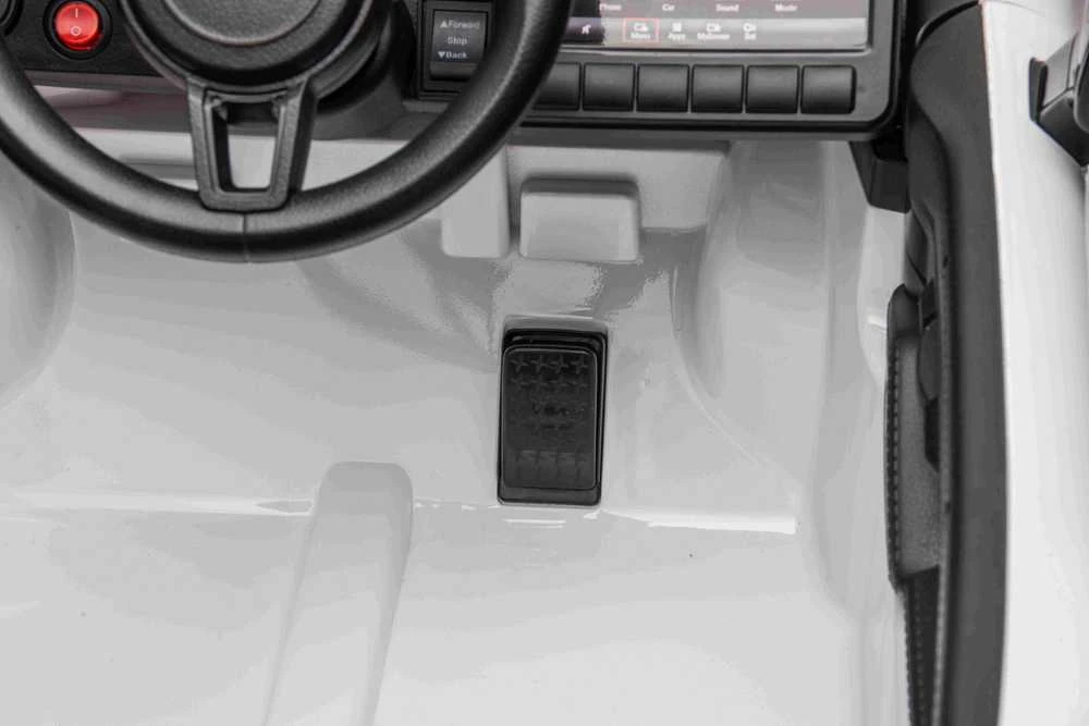 Elektromobilis Porsche 718, lakuotas baltas