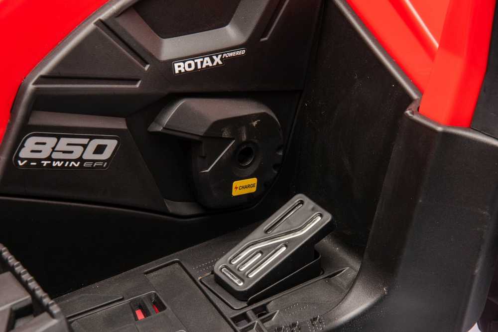 Quad Can Am Outlander ATV Raudona